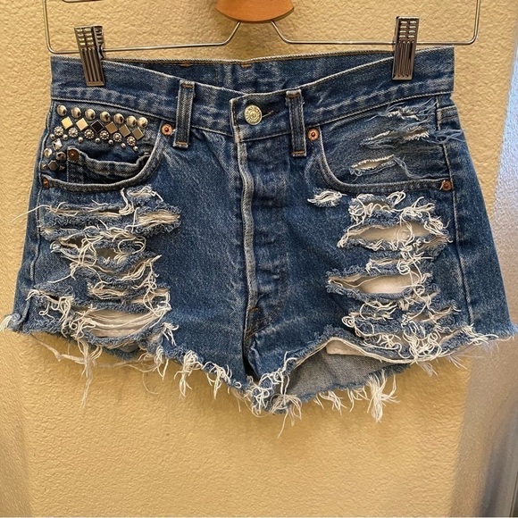 Vintage LEVI’S Women Blue Embellished Ripped Raw Hem Jean Shorts Sz 30-Fit Small - Picture 1 of 11